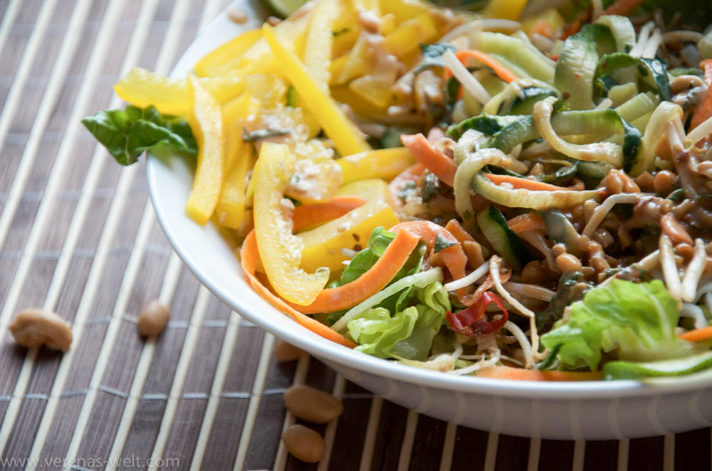 Summer Roll Bowl mit ErdnussLimettenDressing