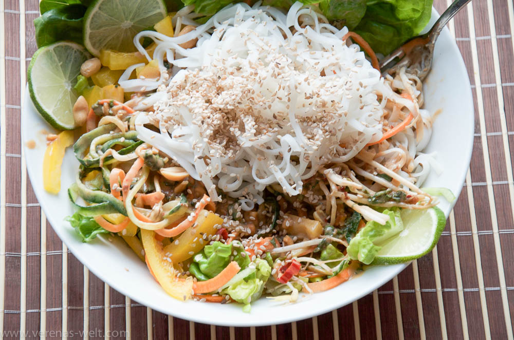 Summer Roll Bowl mit ErdnussLimettenDressing