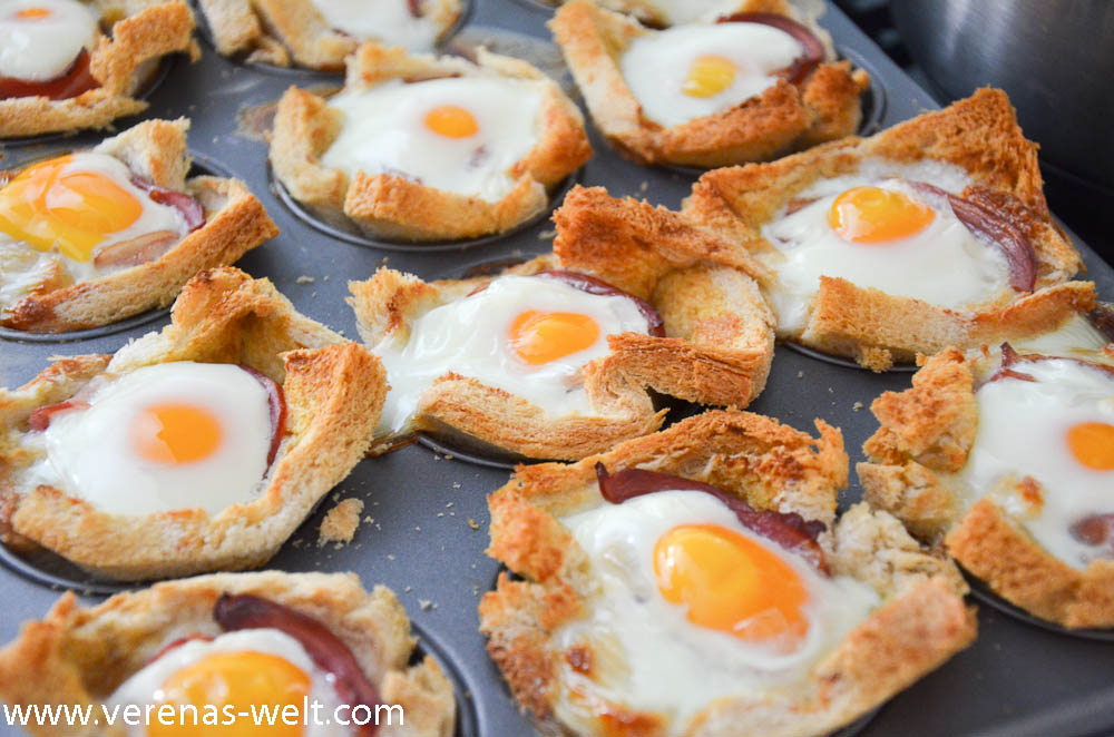 Frühstücks-Muffins mit Ei und Bacon