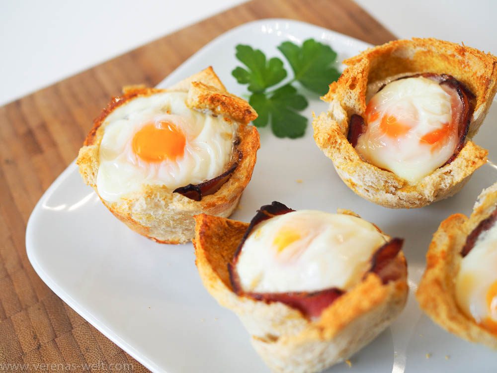 Frühstücks-Muffins mit Ei und Bacon