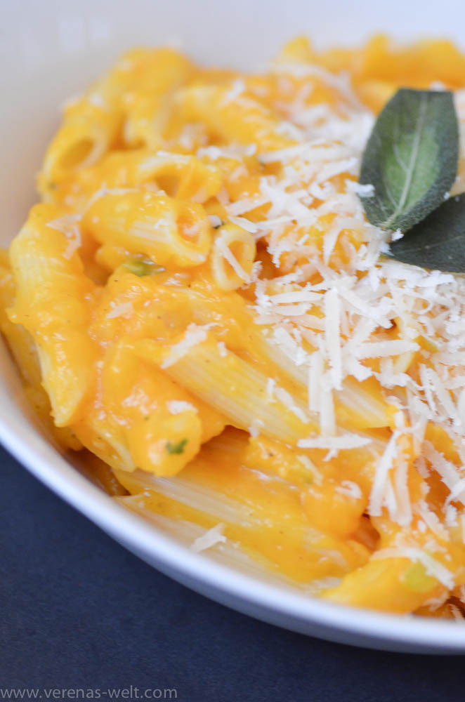 Cremige Butternut-Kürbis-Pasta mit Salbei Cremige Butternut-Kürbis-Pasta mit Salbei