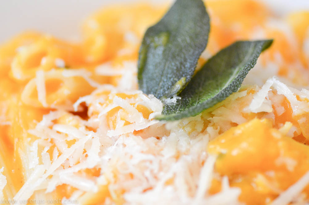 Cremige Butternut-Kürbis-Pasta mit Salbei Cremige Butternut-Kürbis-Pasta mit Salbei
