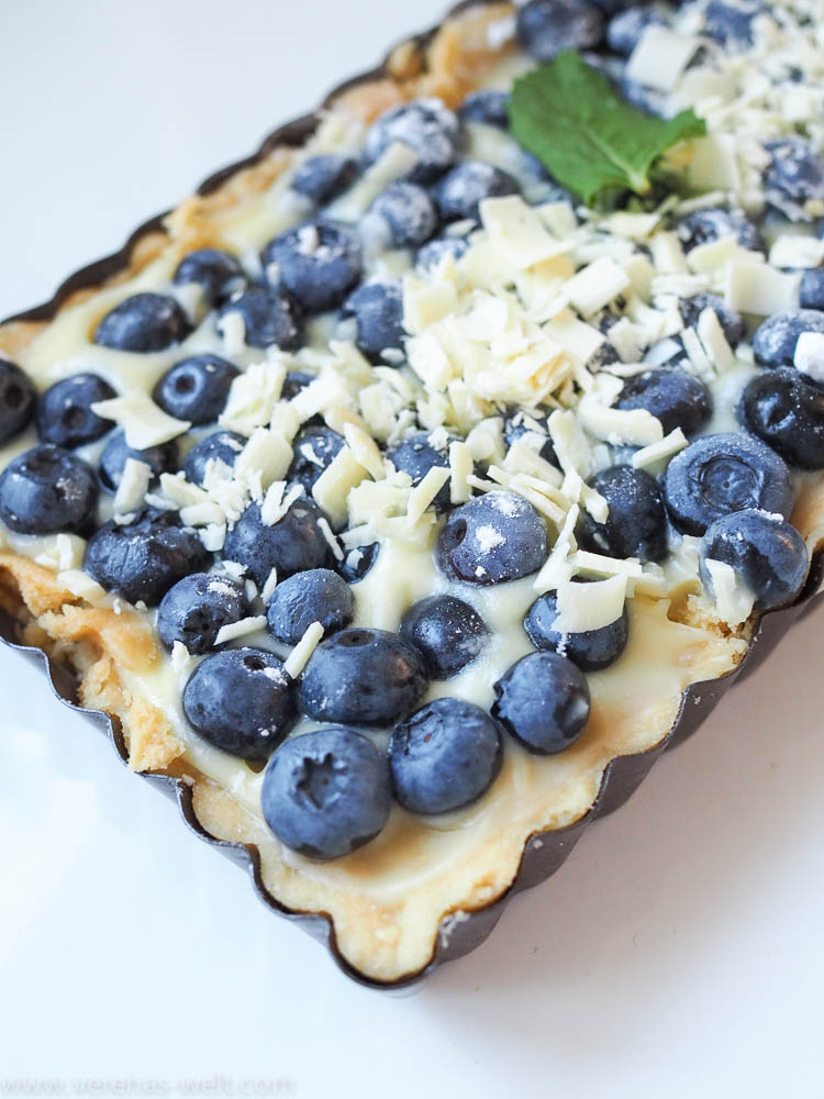 Blaubeer-Tarte mit weißer Schokolade