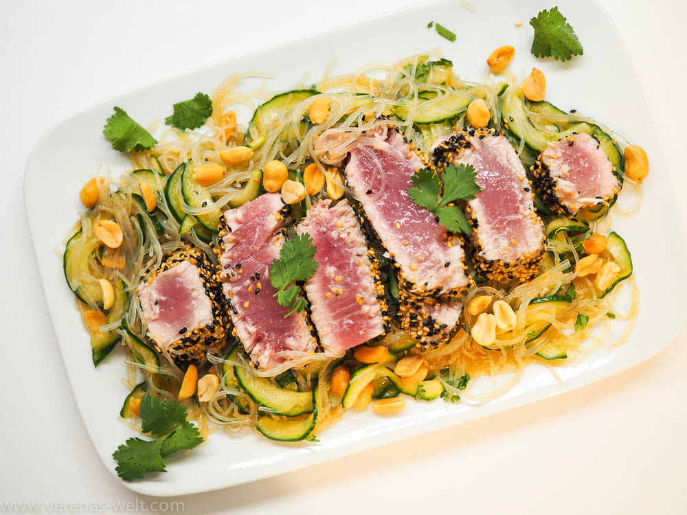 Thunfisch in Sesamkruste mit Glasnudel-Gurken-Salat
