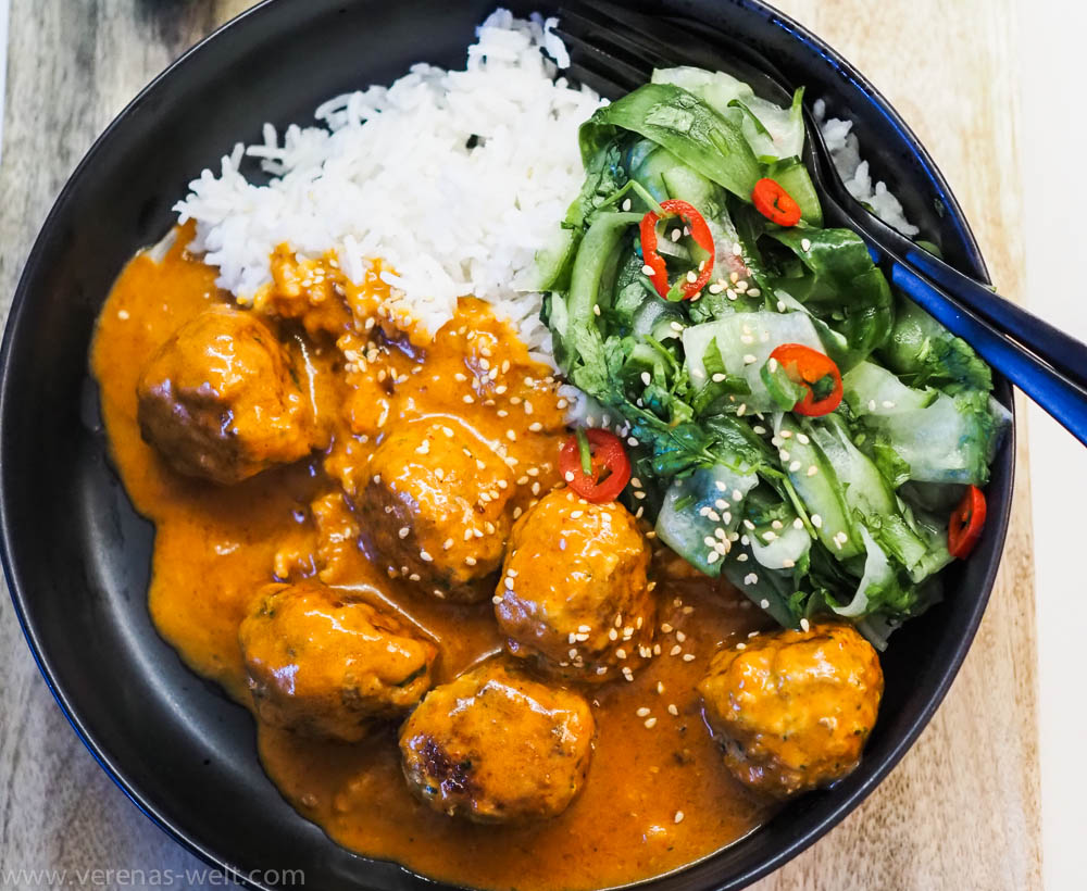 Thailändische Zitronengras-Hackbällchen in Kokos-Curry