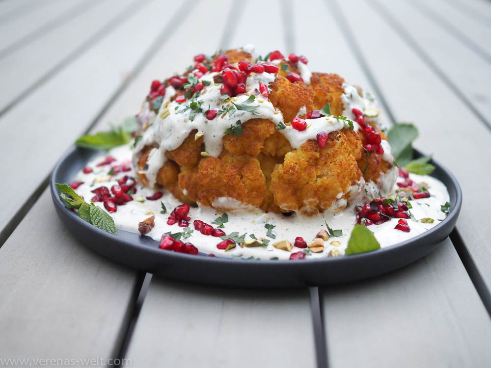 Gerösteter Blumenkohl aus dem Ofen mit Tahini-Joghurt-Sauce und Granatapfel
