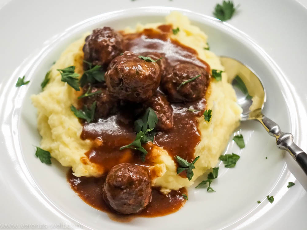 Geschmorte Hackbällchen in Rotweinsauce mit Kartoffelpüree