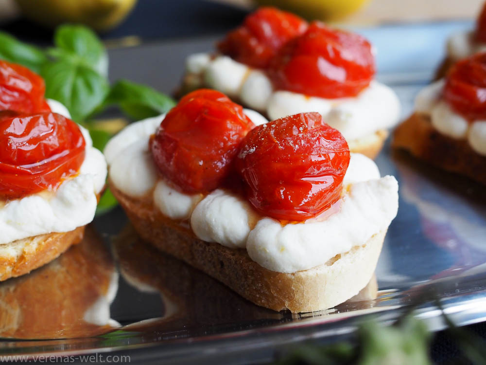 Crostini mit Ricottacreme und geschmorten Tomaten