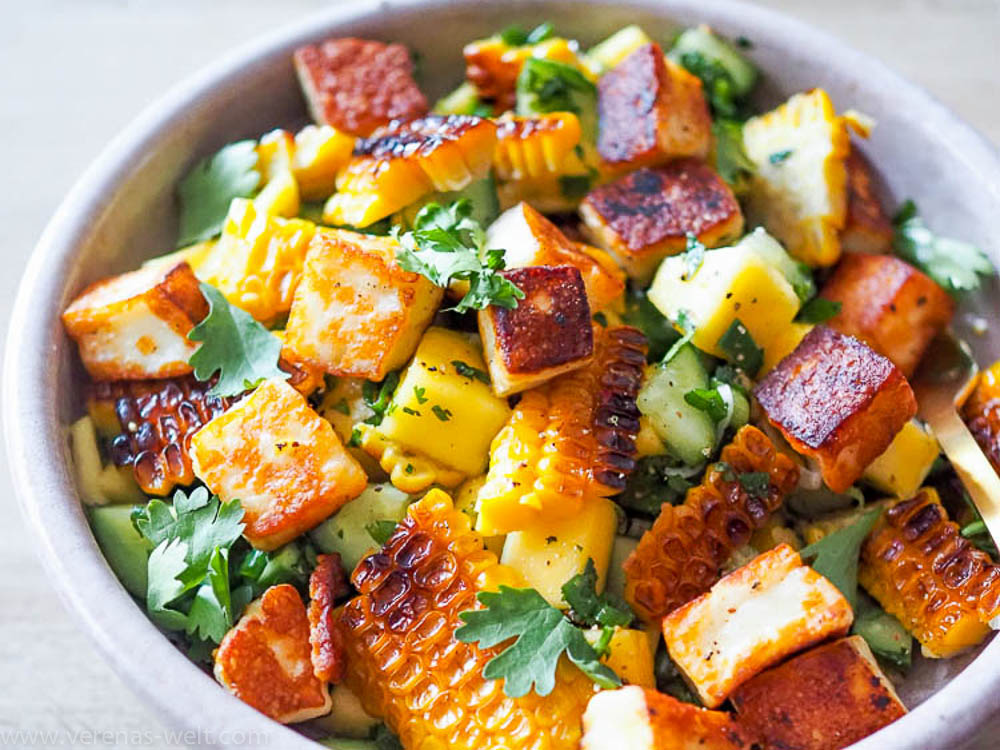 Maissalat mit Mango und Halloumi