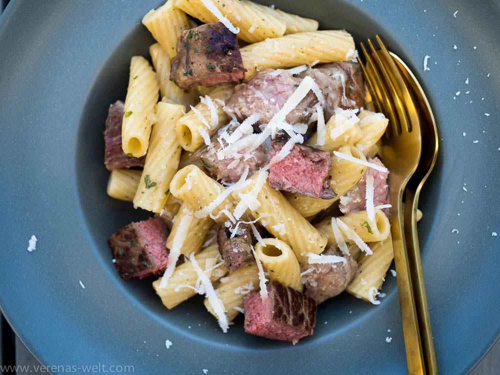 Cremige Steak-Pasta mit Knoblauch und Parmesan