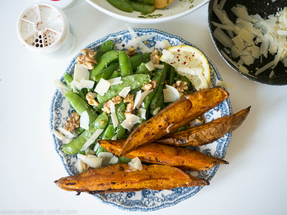 Zuckerschoten-Salat mit Walnüssen und Parmesan
