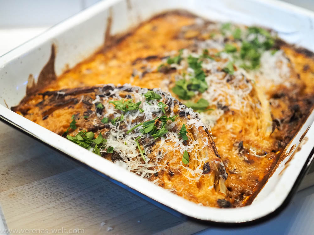 Geschmorter Weißkohl mit Knoblauch-Parmesan-Sauce